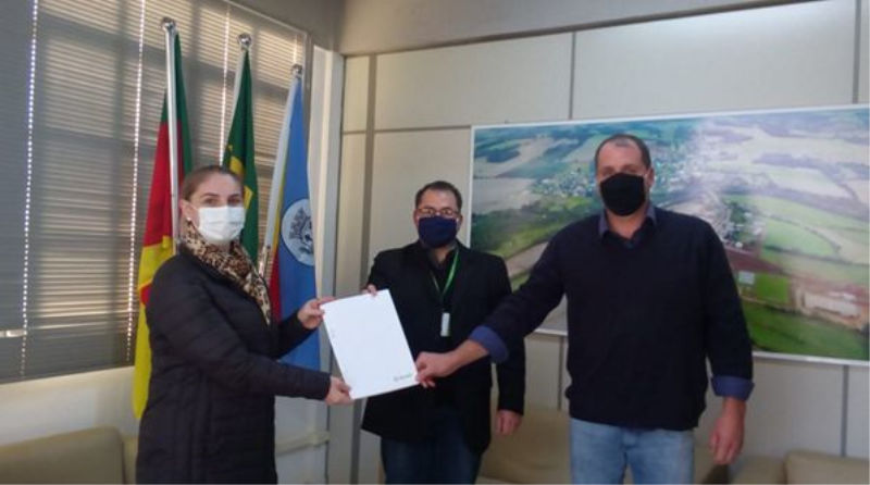 GERENTE DA SICREDI, AGÊNCIA DE SETE DE SETEMBRO, VISITA O EXECUTIVO MUNICIPAL